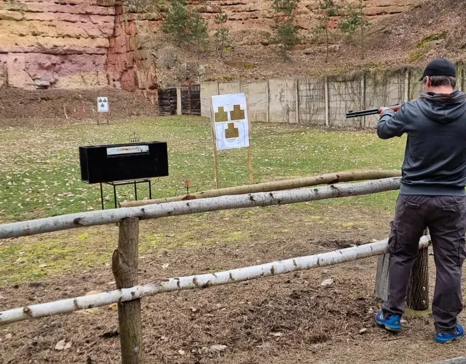 zážitková střelba ze vzduchových zbraní na střelnici v Katusicích