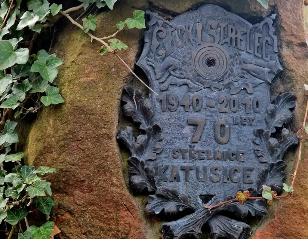 pamětní plaketa | areál volnočasových aktivit střelnice katusice