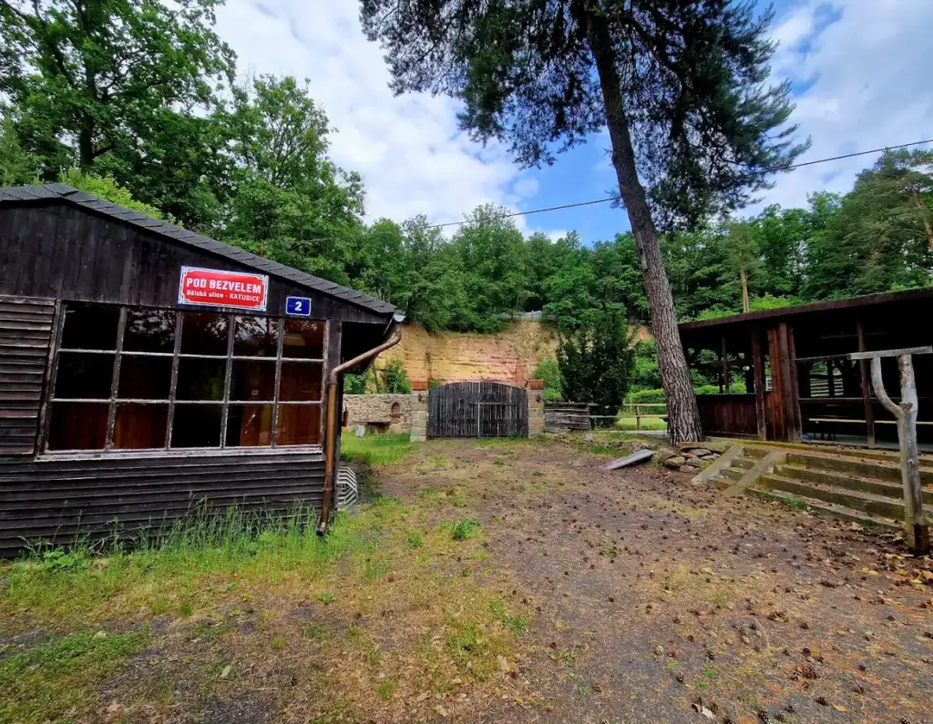 vstupní brána s klubovnou | areál volnočasových aktivit střelnice katusice