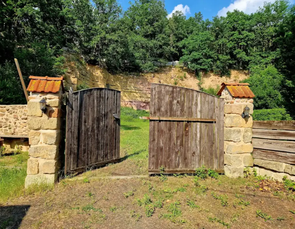 vstupní brána | areál volnočasových aktivit střelnice katusice