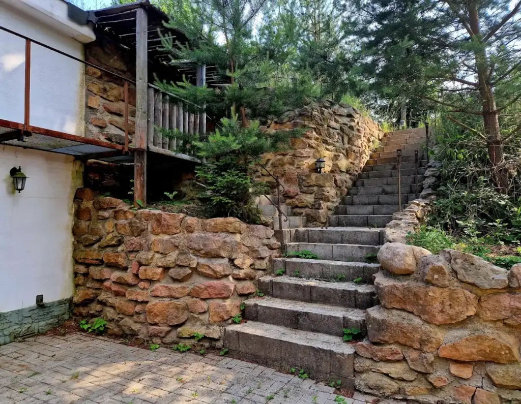 zázemí se schodištěm | areál volnočasových aktivit střelnice katusice