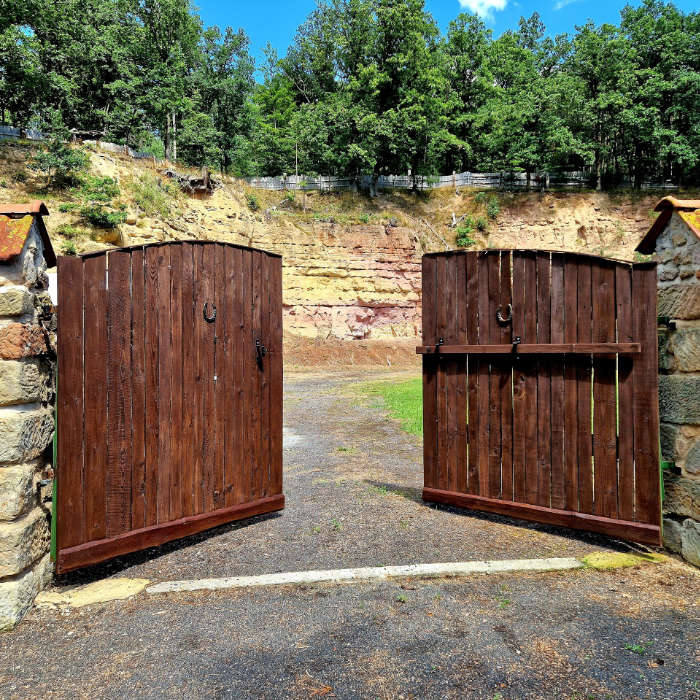 Areál volnočasových aktivit Střelnice Katusice vstupní brána