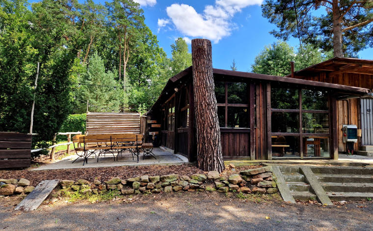 Areál volnočasových aktivit Střelnice Katusice pohled na klubovnu