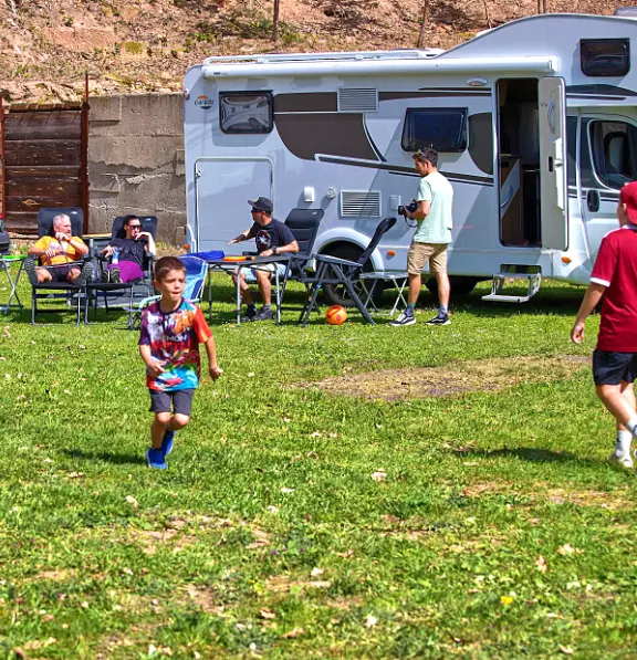 kemping a karavaning | kluci hrají před karavany fotbal