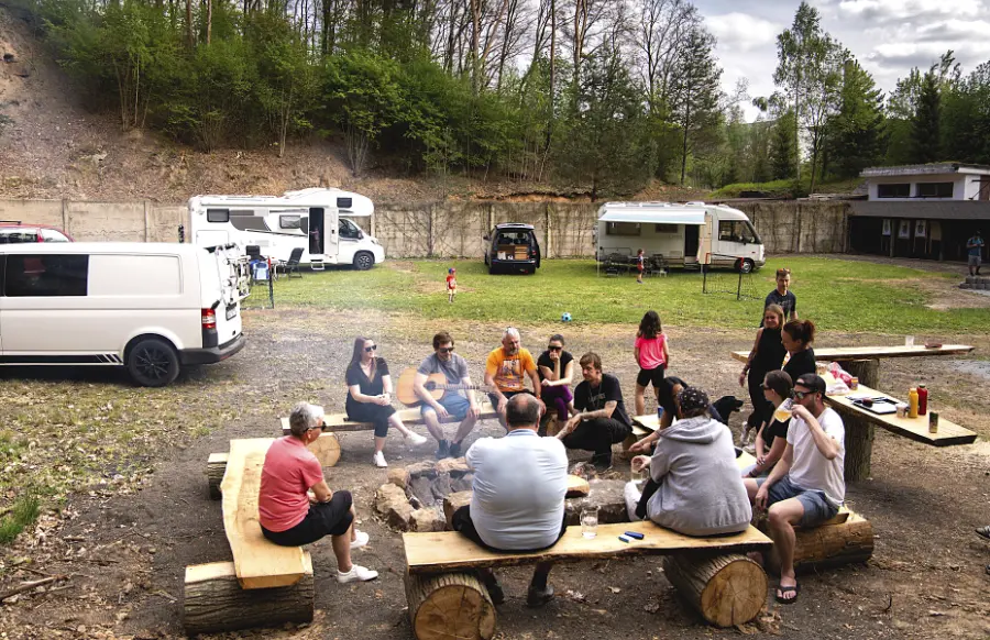 kemping a karavaning | pohoda v podvečer u ohně