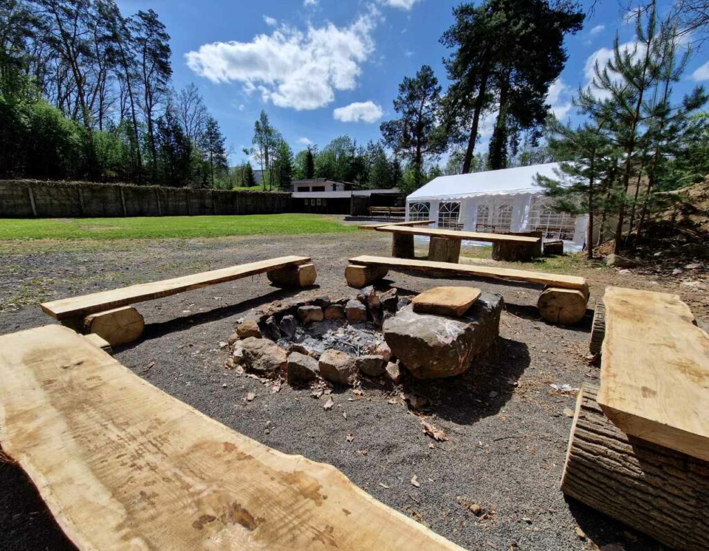 ohniště a stan v Areálu Střelnice Katusice