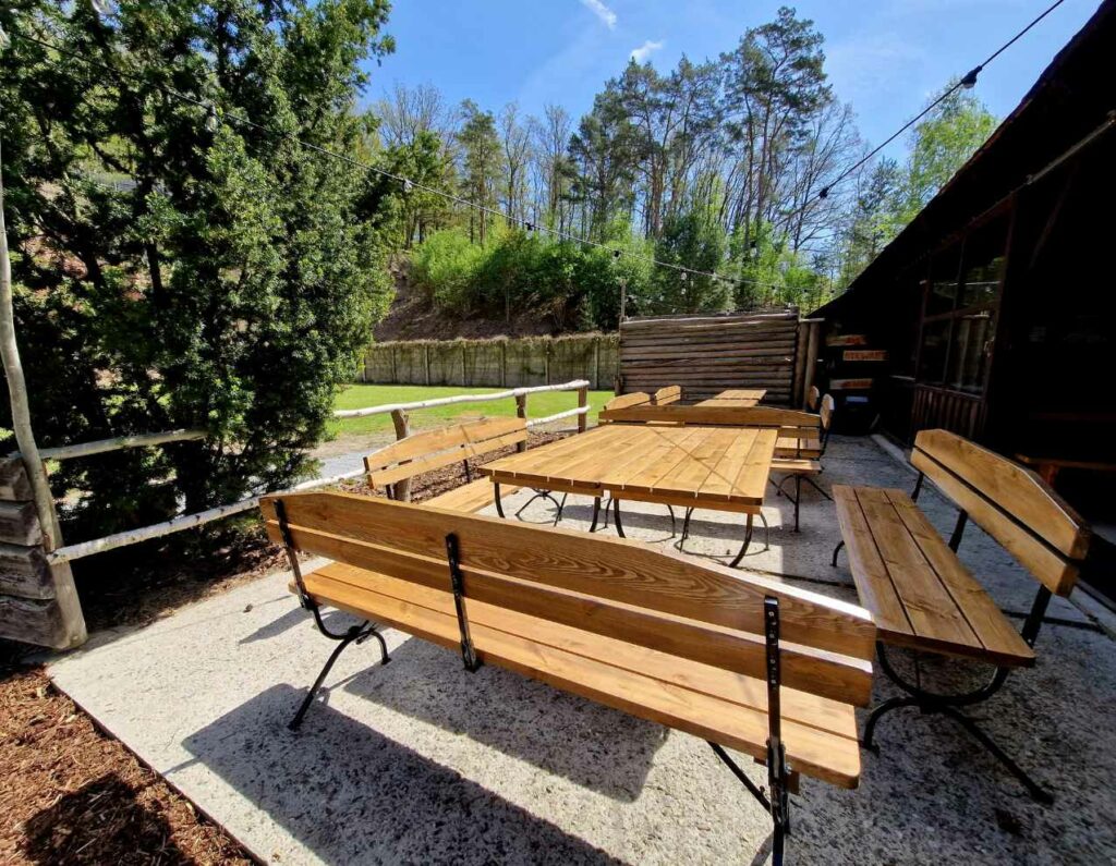 Terasa s posezením v Areálu Střelnice Katusice