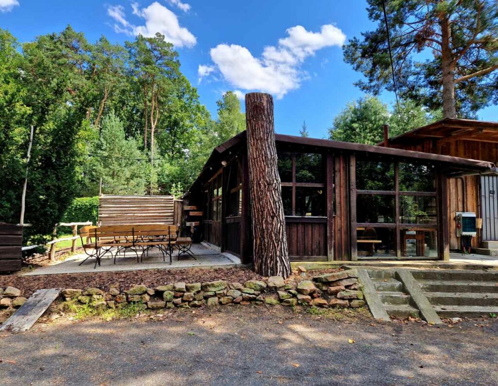 Klubovna a terasa v Areálu Střelnice Katusice