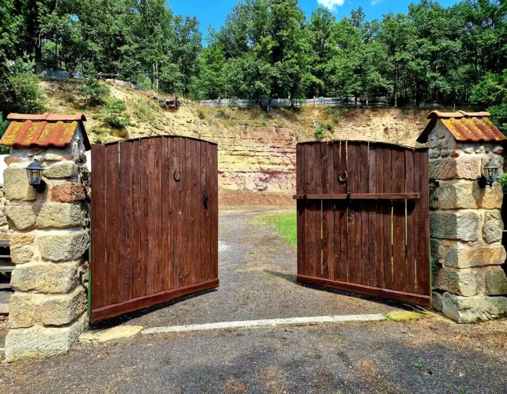 brána Areálu Střelnice Katusice